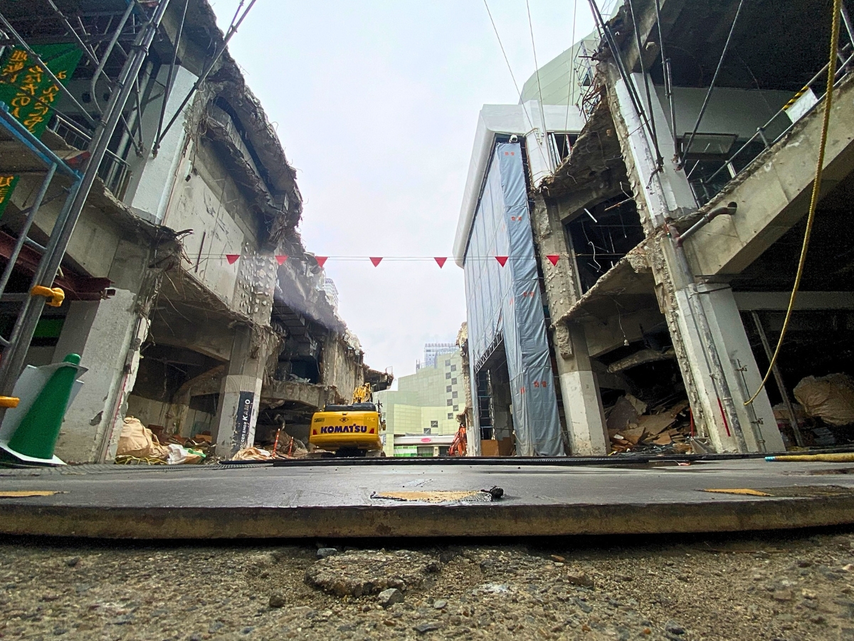 2026年6月14日撮影。建物の一部が大きく解体され、内部が見える状態に