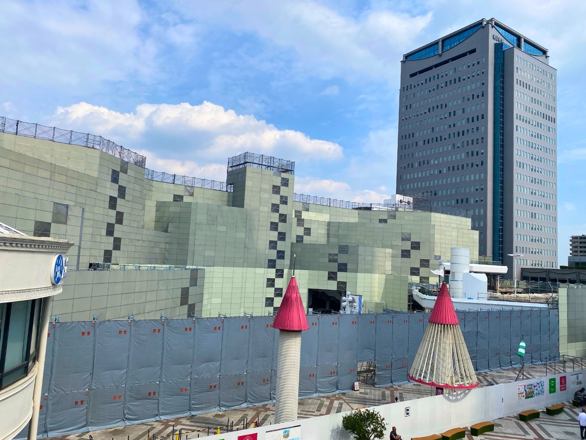 2026年8月1日撮影。解体工事が続くセルシー。建物の周囲は防音シートで覆われています