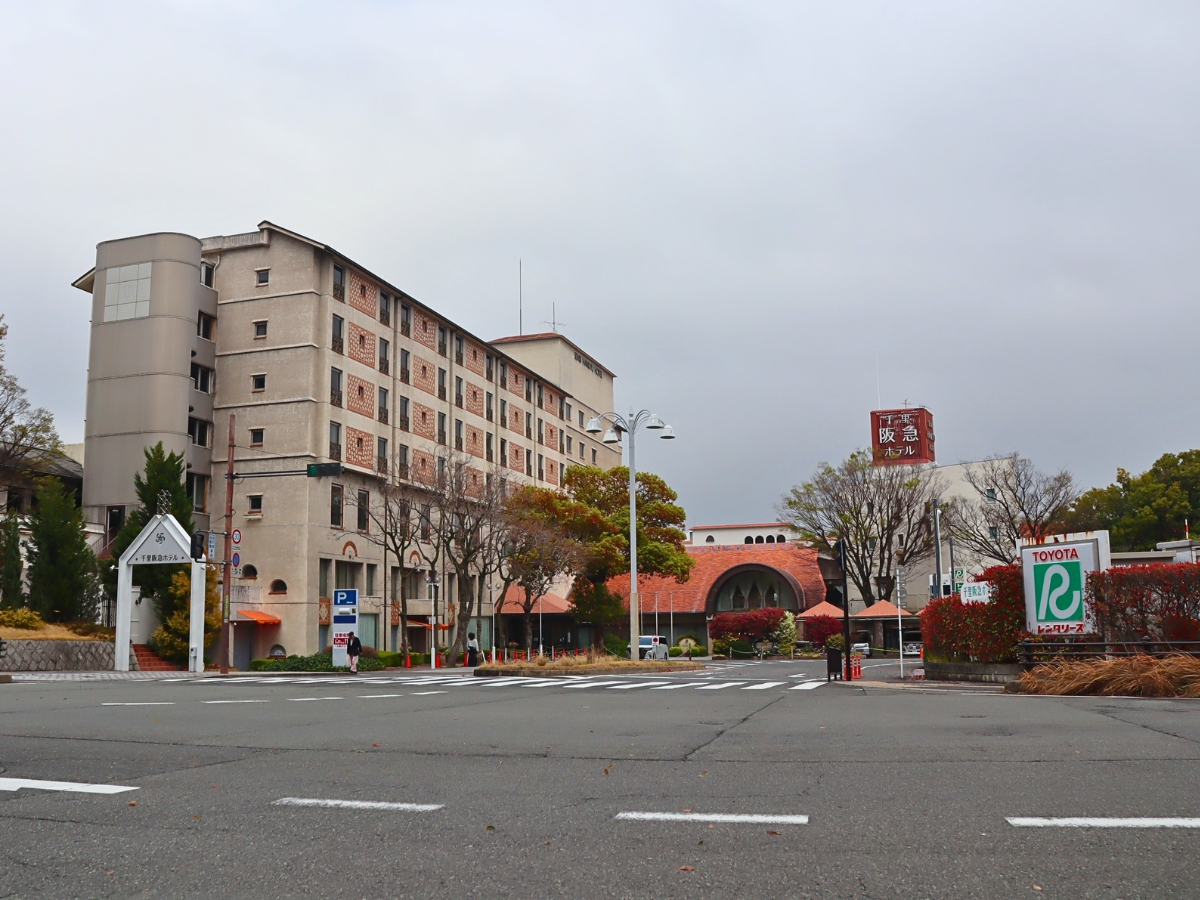 2026年3月30日撮影。営業最終日の千里阪急ホテル。この時はまだ、赤い看板も掲げられていました