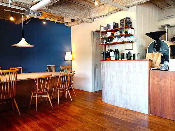 落ち着いた青の壁と木のぬくもりが優しい店内