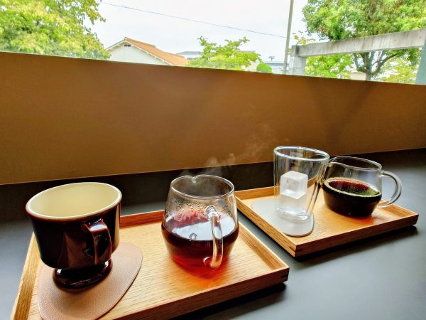 ホットコーヒーとアイスコーヒー、自分でマグカップやカップにいれるのがおしゃれ