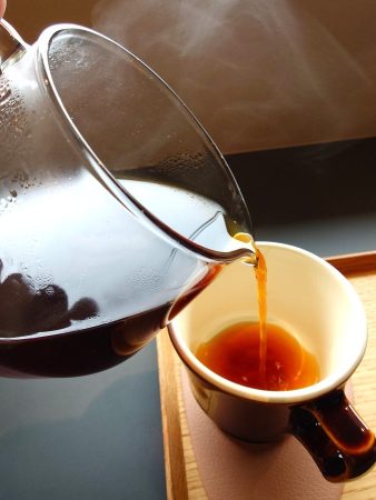 ホットコーヒーを注いでいる写真、湯気がほっとする