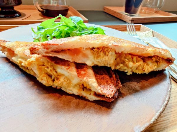 あつあつのホットサンドは絶品、横からの写真