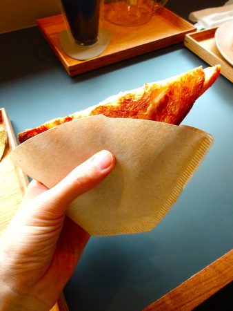 コーヒーフィルターを活かしてホットサンドを手で持つことができます