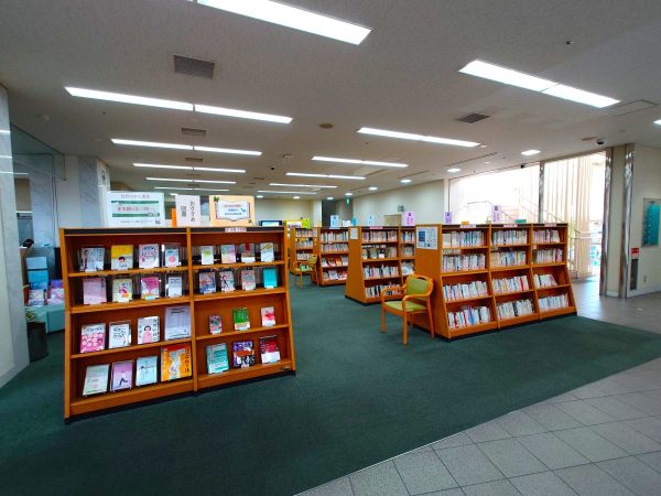 1階の図書館のようなスペース