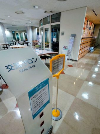 交流サロンは大学などのフリースペースのような空間