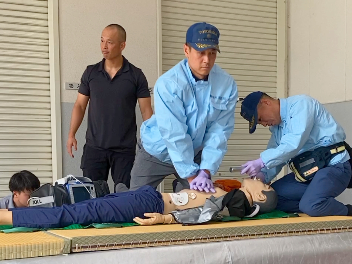救急隊が到着すると、会場の空気も一変。真剣な処置が続きます