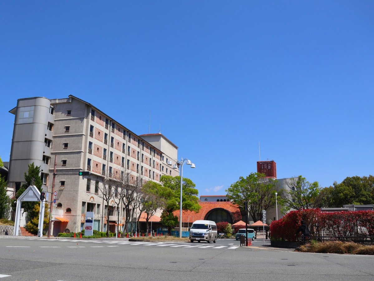2026年4月11日撮影。看板撤去後の千里阪急ホテル。赤い塔から「千里阪急ホテル」の文字がなくなりました