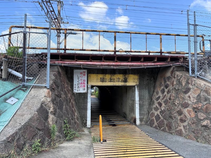 この上を、JRの電車が通ります