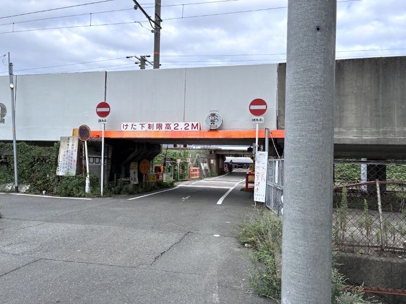 これが記憶のなかの”ややこしい踏切”