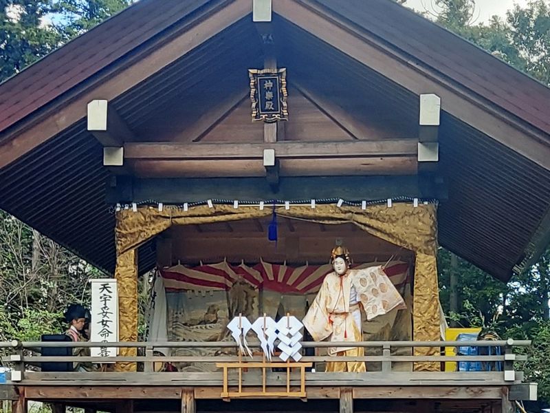 〈天宇妥女命の舞〉神話ではユニークな踊りで天照大神が隠れた天岩戸を開けることに成功した天宇妥女命ですが、この神楽では弓と矢をもつ力強い女神として厳かに舞います。