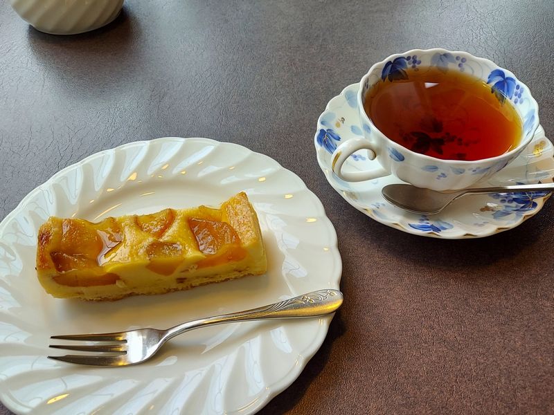この日、筆者がいただいたのが、「りんごのタルト」と紅茶。甘みと酸味の絶妙なハーモニーに癒されます。