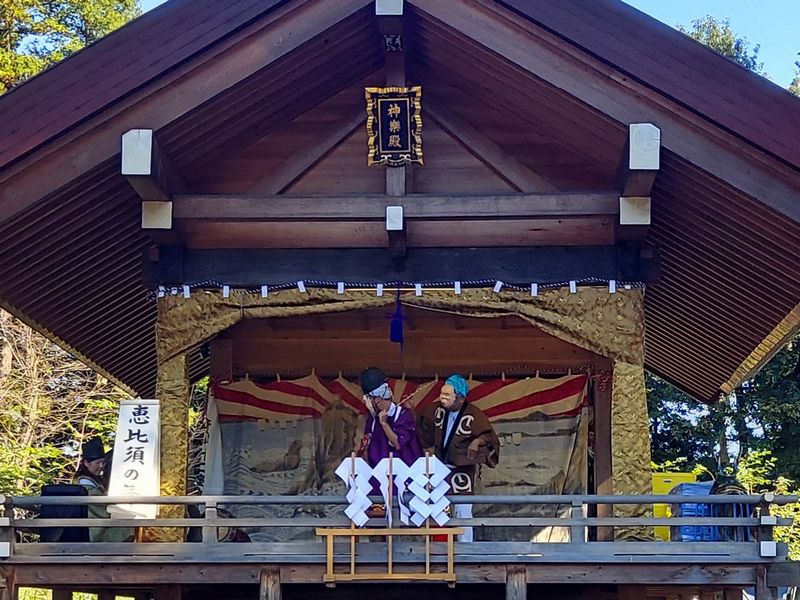 〈恵比寿の舞〉恵比寿様というと、右手に釣竿、左脇に鯛を抱える姿が一般的ですが、この神楽で恵比寿様が最後に釣ったものは…？ ご注目ください！