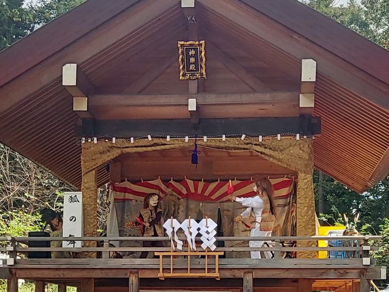 〈狐の舞〉狐は稲の精霊の使いとされ、五穀豊穣を祈る舞です。この2匹の狐を演じているのは…？ ぜひ最後まで記事をご覧ください！