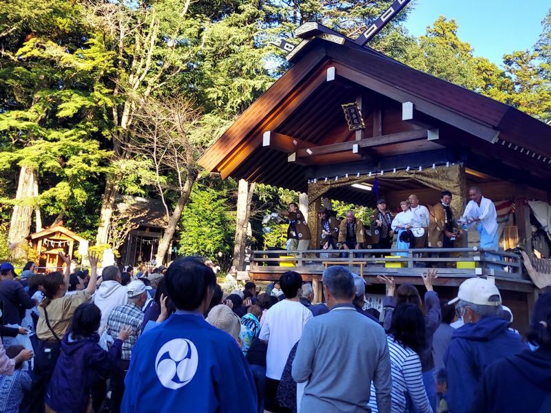 最後はオールキャストで、餅が舞い飛びます。半世紀前に試行錯誤の中で生まれたアイディアは、今もなお、塚崎の神楽を盛り上げ、地域の方々に愛され続けています。