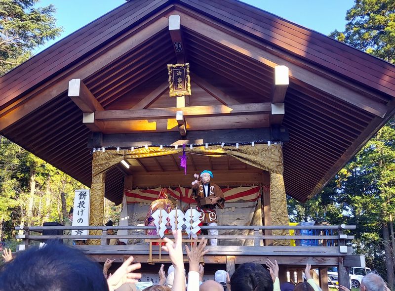 〈餅投げの舞〉最初はひょっとこが舞い、餅を投げますが…。