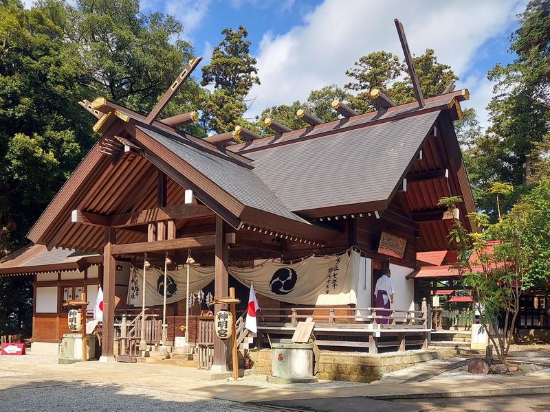 神明社の御祭神は、天照大神（皇大神宮）、応神天皇（八幡社）、武甕槌神（春日社）。社殿奥の本殿にお詣りできるのは、正月三が日と10月17日の大祭の日だけ！