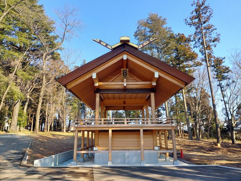 2021年に完成した新しい神楽殿。休憩時には、裏手に広がる「沼南の森市民緑地」もぜひ訪れてください。清々しい気にあふれていてリフレッシュできますよ！
