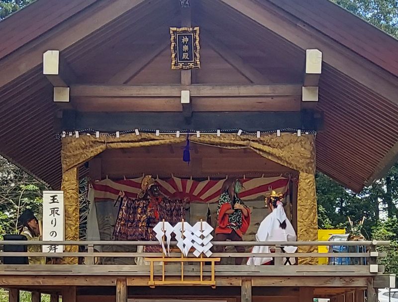 〈玉取りの舞〉端午の節句の厄除けとしても親しまれている鍾馗様。その姿は、唐の玄宗皇帝が、夢に現れた鍾馗の姿を画家に描かせたという伝説にもとづいています。