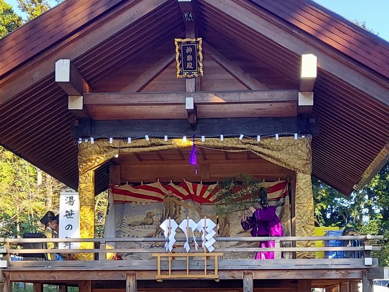 〈湯笹の舞〉黒い面をつけた神が2本の笹を振りながら舞う「湯笹の舞」。無病息災や五穀豊穣を願います。この辺りからざわざわと境内がにぎやかになってきます。