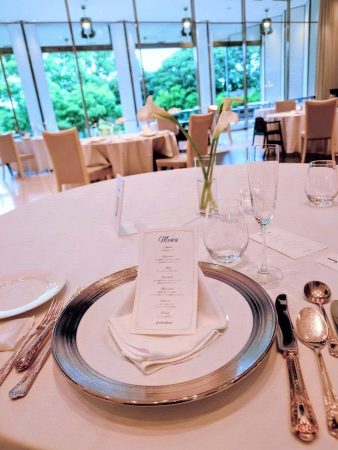 テーブル、白を基調とした凛としたクロスと食器