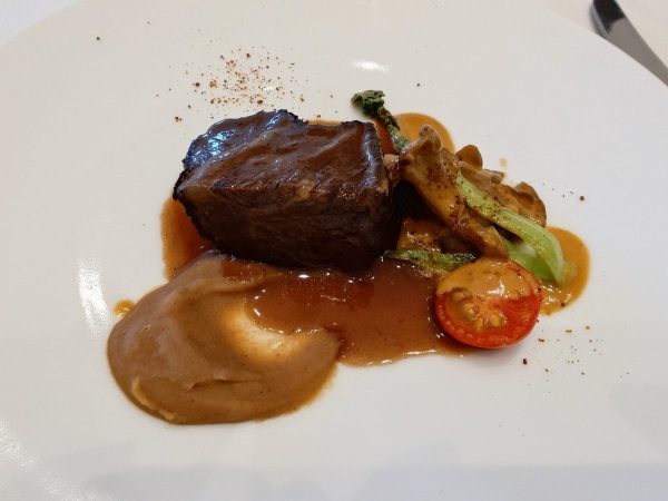 牛頬肉の赤ワイン煮込み　シャテーヌ栗のクーリと舞茸のフリカッセ マスタード風味