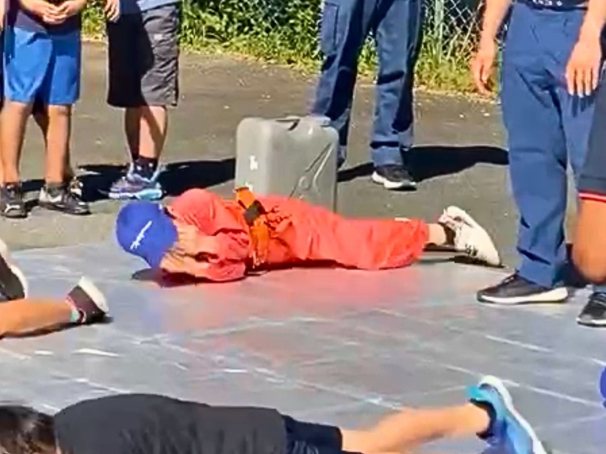 両手で顔を覆い、地面を転がって火を消す『STOP・DROP・ROLL』を実践!