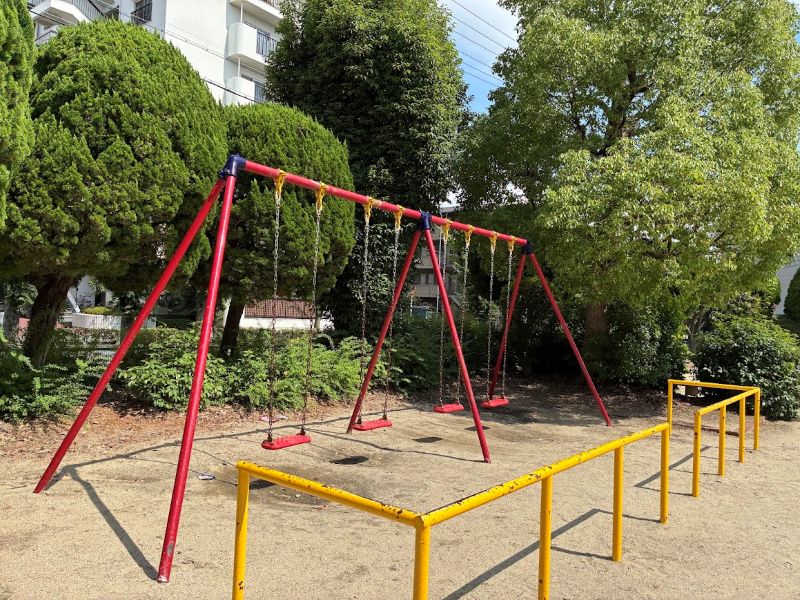 ブランコもあり。もちろん高くこがなくてもいい