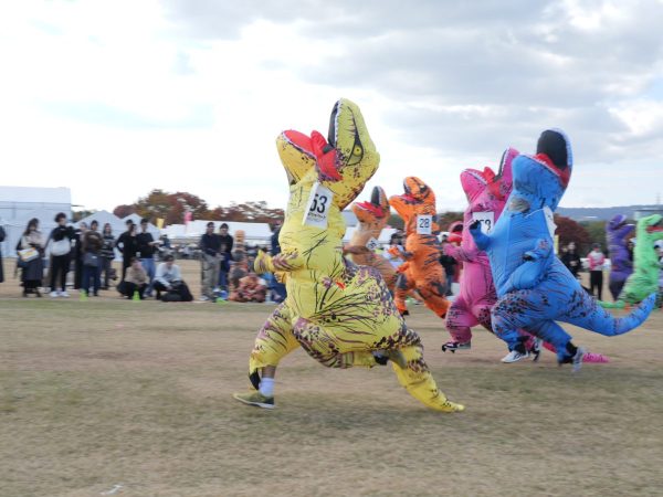 疾走中のティラノサウルスレースの様子、横から