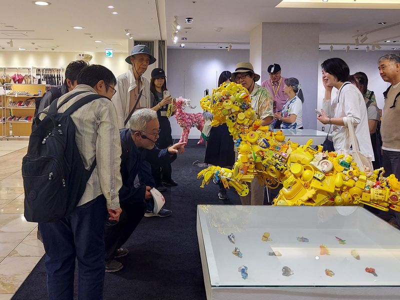 10月10日開催された「アートラインかしわツアー」で、トイザウルスについて解説する藤さん。口の中までのぞき込んでみてください!