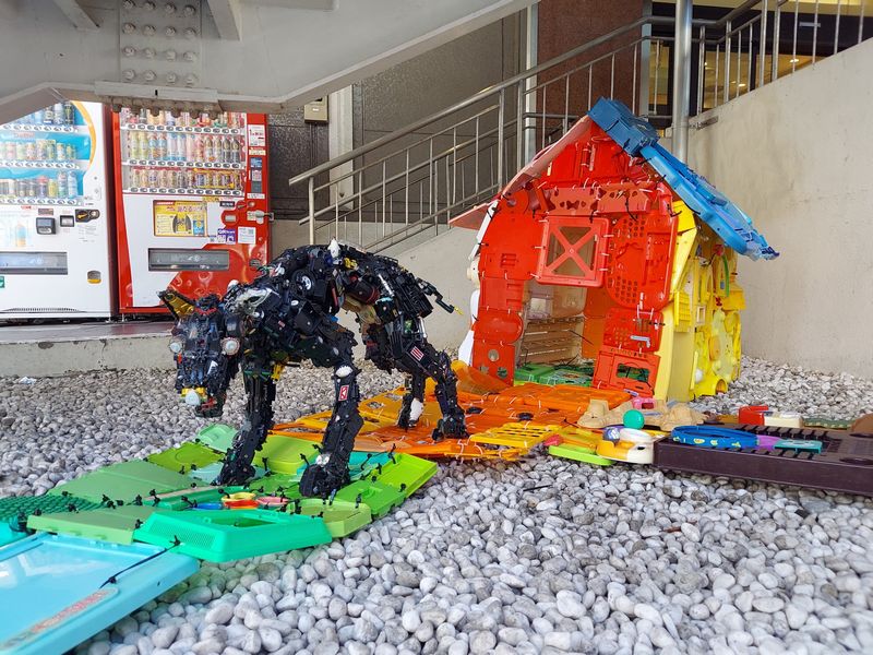 スカイプラザ柏1階サンサン通り側入口「アンガードッグ・黒」「プラコンバ(ハウス)」。ぜひ犬小屋の後ろ側にまわって、使われているおもちゃの素材もチェックしてみてください。