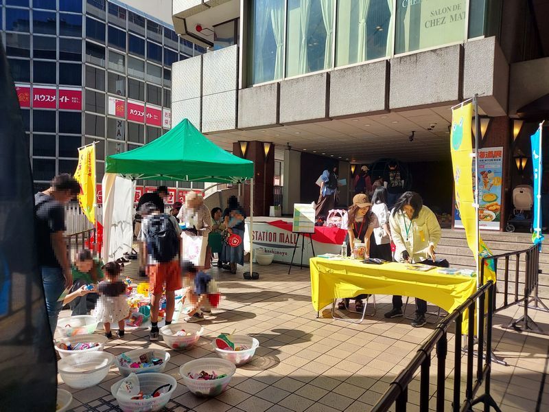 10月11日(日)柏高島屋本館3階入口で開催された柏市初の「かえっこ」。おもちゃを持ってきていない子どもたちも、ワークショップや運営に参加してポイントを集め、おもちゃを“購入”しました。10月25日(日)柏モディ店頭プラザでも開催します!