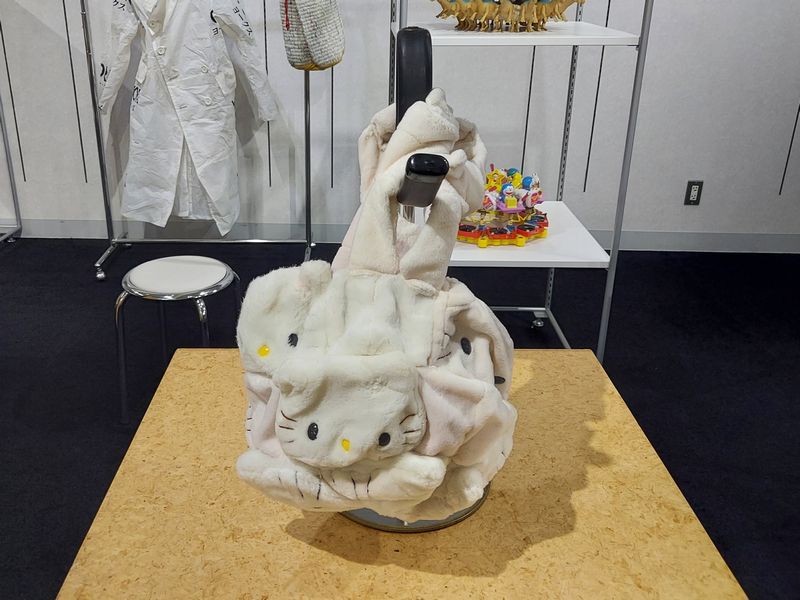 同会場で展示されている、キャラクターぬいぐるみを使ったバッグ。「これを見ると、ぬいぐるみを捨てられなくなってくるでしょ?」と藤さん。