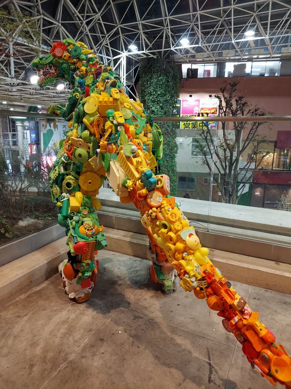 柏モディ2階テラス「トイザウルス・シドニー」。1階の店頭プラザからも頭部を見ることができます。手すりにかかる手の高さもぴったり。どことなく哀愁が漂っているような…。