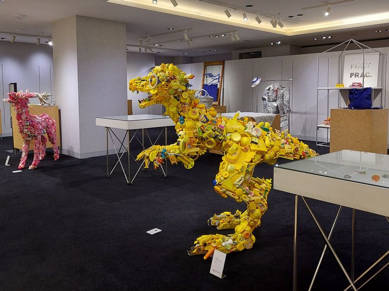 柏高島屋本館3階 POP UP SPACE ふらりザ・ルーム「トイザウルス・ハノイ」と「嘆きのメガロケロス・白角桃次郎」。ビーストにつけられた地名は、最初に展示した土地に由来します。※この2匹は、10月21日(水)からはパレット柏にて展示。