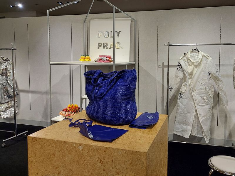 柏高島屋本館3階「ふらりザ・ルーム」で展示されている1999年制作のトレンチコート。ゴミが洋服やバッグに生まれ変わり、まるで高級ブティックのように陳列されています。