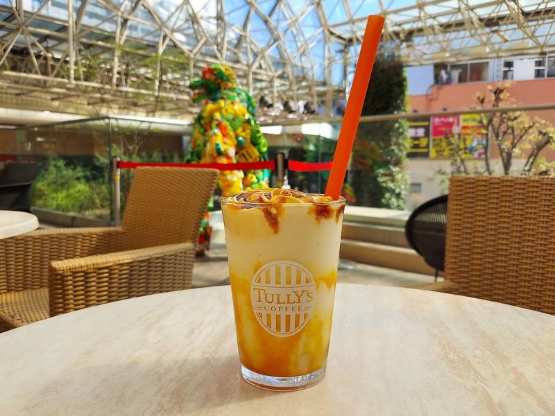 タリーズコーヒー柏モディ店で恐竜「シドニー」を眺めながら、秋季限定「パンプキンプディングシェイクール」をいただきました。かぼちゃの甘み、カラメルのほろ苦さは味わうごとに変化し、カラフルな恐竜と不思議なハーモニーを奏でてくれるようでした。